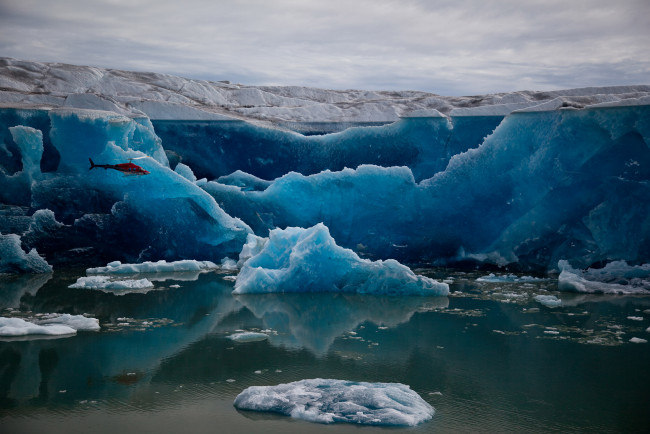 Обои картинки фото greenland, природа, айсберги и ледники, скалы, вертолёт, горы, айсберг, вода, лёд, снег, ледник, гренландия