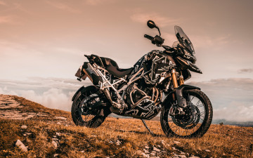 Картинка мотоциклы triumph tiger 1200 4к бездорожье 2022 года горы супербайк триумф