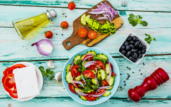 Обои картинки фото еда, салаты,  закуски, салат, овощной, маслины, масло