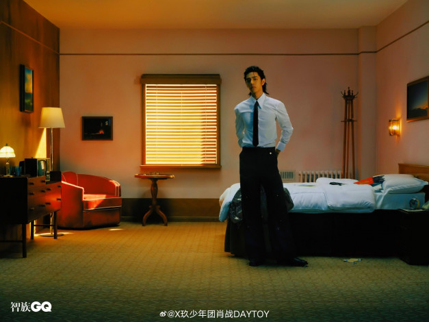 Обои картинки фото мужчины, xiao zhan, актер, комната, кровать