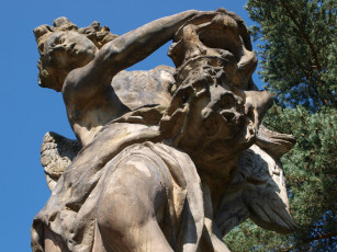 Картинка печальный ангел смерти разное рельефы статуи музейные экспонаты Чехия