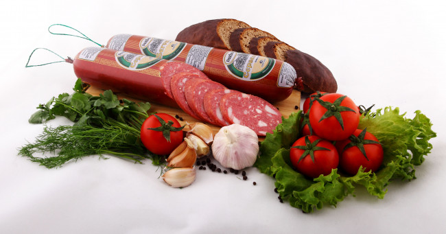 Обои картинки фото еда, разное, зелень, колбаса, хлеб, чеснок, томаты, помидоры