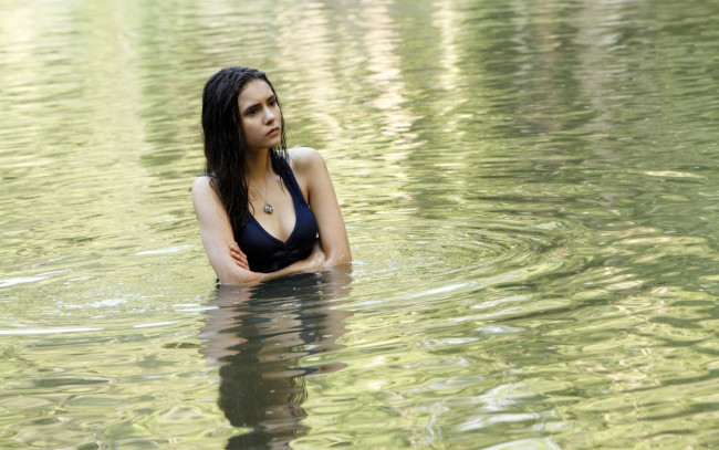 Обои картинки фото Nina Dobrev, девушки, , , кулон, вода