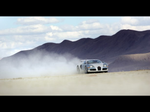 Картинка автомобили bugatti пыль горы пустыня
