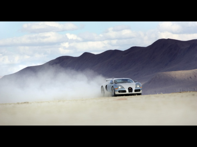 Обои картинки фото автомобили, bugatti, пыль, горы, пустыня
