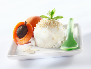 Картинка еда мороженое +десерты сладкий десерт ложка абрикос орешки мята белый фон