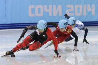 Картинка спорт конькобежный+спорт скорость поворот вираж олимпиада сочи спортсмены конькобежцы шорт-трек