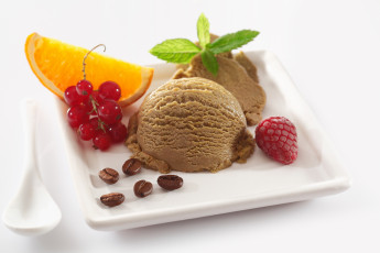 Картинка еда мороженое +десерты смородина малина сладкий десерт тарелка белый фон кофейные зерна долька апельсина мята