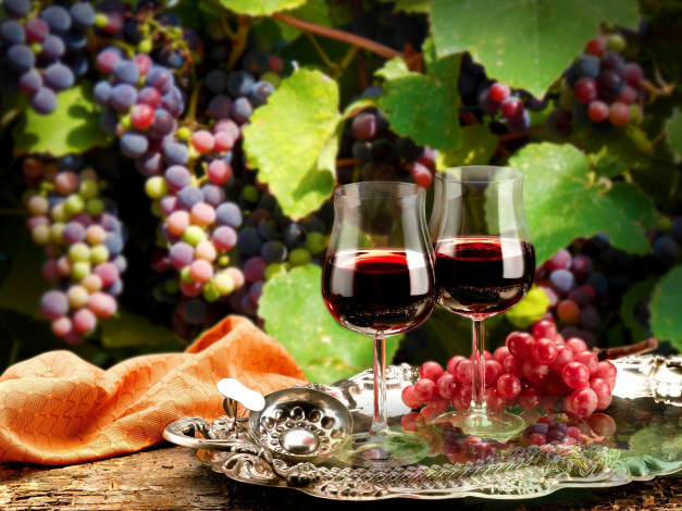 Обои картинки фото еда, напитки,  вино, фон, гроздь, винограда, салфетка, поднос, вино, бокалы