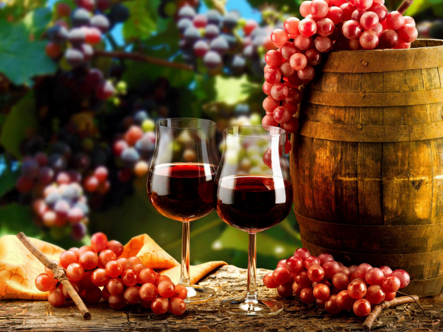 Обои картинки фото еда, напитки,  вино, вино, гроздь, винограда, бокалы, салфетка, поднос, фон