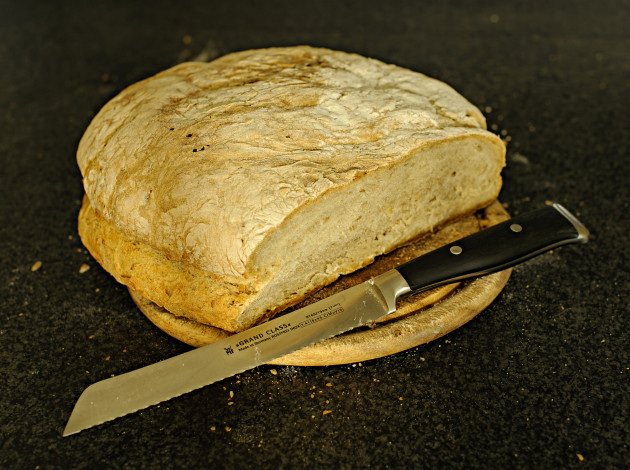 Обои картинки фото еда, хлеб,  выпечка, нож, буханка, доска
