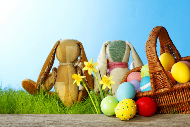Обои картинки фото праздничные, пасха, яйца, праздник, фон, трава, цветы, игрушки