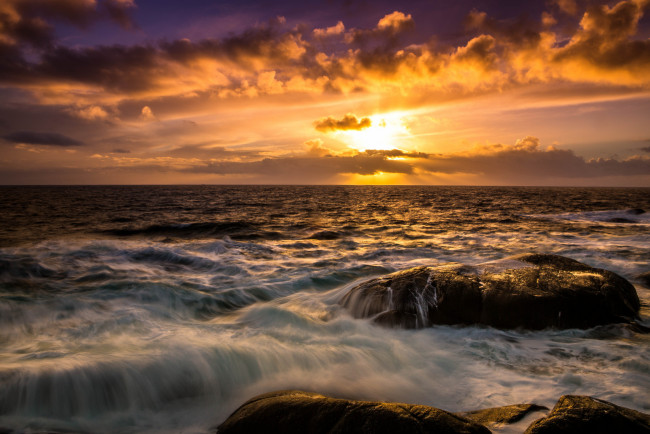 Обои картинки фото природа, восходы, закаты, океан, камни, волны, пена, тучи, зарево
