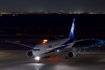 Картинка авиация пассажирские+самолёты огни пассажирский ночь boeing самолёт аэродром