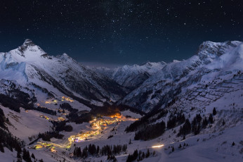 Картинка города -+пейзажи ночь городок зима снег горы свет звезды небо