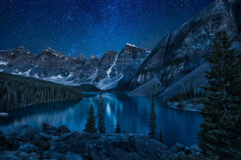 Картинка природа реки озера ночь озеро скалы камни лес звёзды отражение вода горы