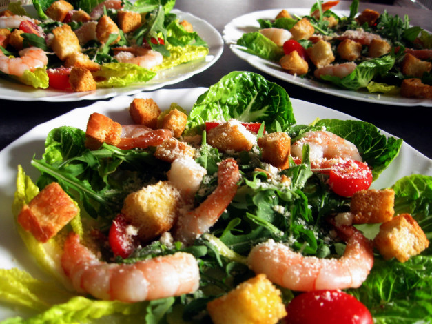Обои картинки фото еда, салаты,  закуски, креветки, сухарики, цезарь, зелень, салат