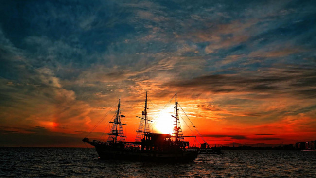 Обои картинки фото корабли, парусники, корабль, в, лучах, закатного, солнца