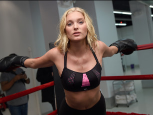 Картинка спорт бокс блондинка фигура поза взгляд ринг зал перчатки