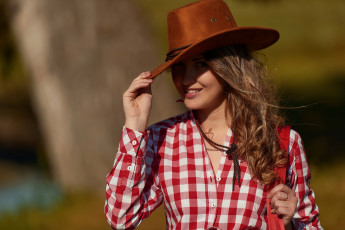 Картинка девушки -+брюнетки +шатенки девушка модель шатенка вестерн ковбой шляпа стетсон кожа взгляд макияж флирт кантри