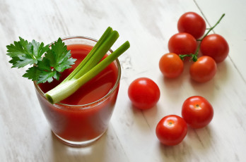 Картинка еда напитки +сок стакан сок томатный зеленый лук помидоры черри