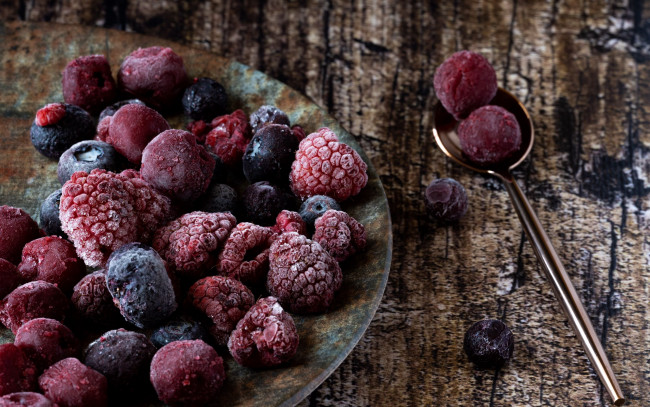Обои картинки фото еда, фрукты,  ягоды, малина, черника, ягоды, замороженные