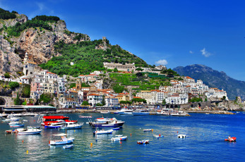обоя positano, amalfi, italy, города, амальфийское, лигурийское, побережье, италия, позитано, амальфи, горы, скала, здания, залив, бухта, катера, лодки, пейзаж