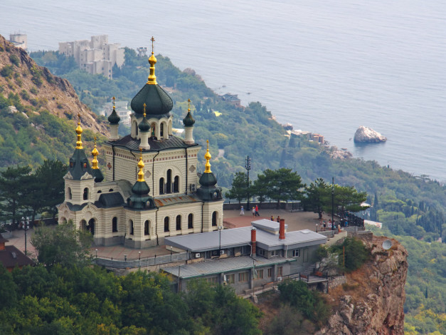 Обои картинки фото украина, крым, Ялтинский, горсовет, города, православные, церкви, монастыри, здание, пейзаж
