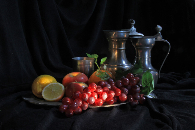 Обои картинки фото еда, натюрморт, лимон, виноград, кувшины, яблоко