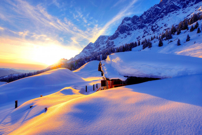 Обои картинки фото природа, восходы, закаты, лес, снега, горы, домик, солнце, свет