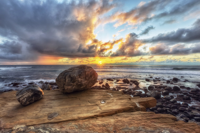 Обои картинки фото природа, восходы, закаты, океан, пляж, камни, тучи, солнце