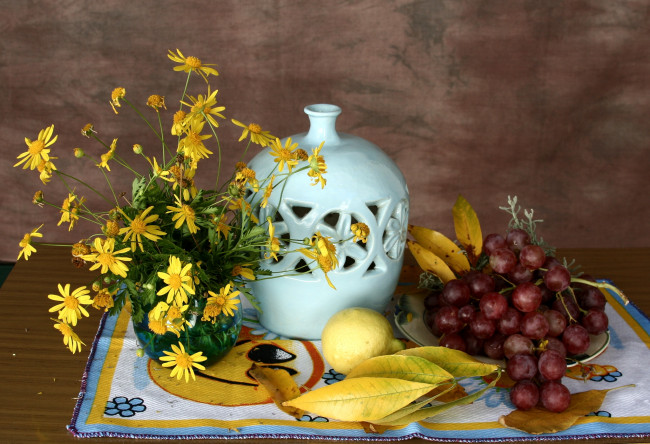 Обои картинки фото еда, натюрморт, виноград, лимон, цветы
