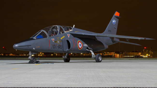 Обои картинки фото alpha jet e, авиация, боевые самолёты, ночь, огни, стоянка, аэродром
