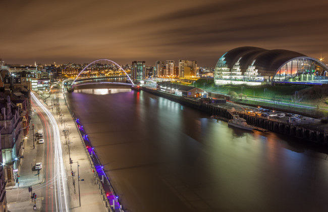 Обои картинки фото gateshead millennium bridge, города, - огни ночного города, огни, здания, набережная, великобритания, мост, река, ночь
