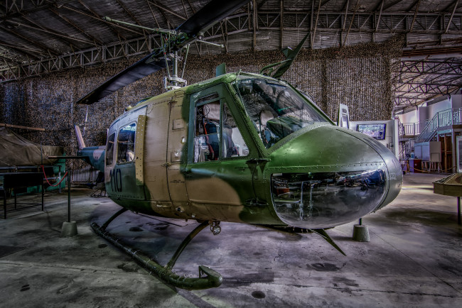 Обои картинки фото bell uh-1 helicopter, авиация, вертолёты, вертолёт, ангар