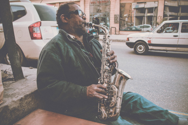 Обои картинки фото музыка, -другое, саксофон, мужчина, очки, улица