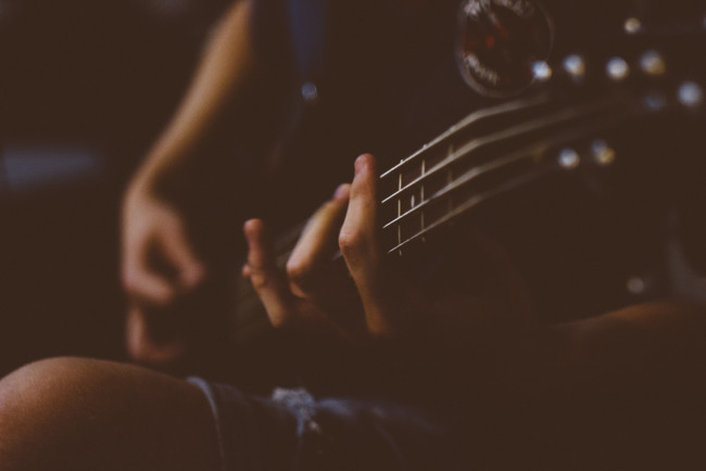 Обои картинки фото музыка, -музыкальные инструменты, гитара, руки
