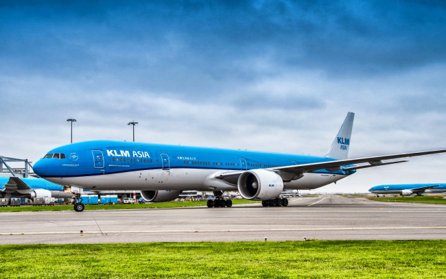 Обои картинки фото boeing 777-300, авиация, пассажирские самолёты, boeing, 777, 300, klm, авиалайнер, аэропорт, пассажирский, самолет