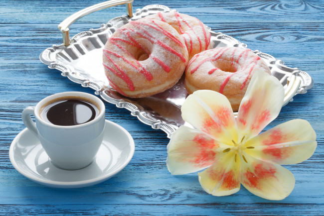 Обои картинки фото еда, кофе,  кофейные зёрна, цветок, тюльпан, пончики