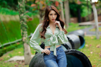 Картинка девушки -+азиатки азиатка джинсы блузка