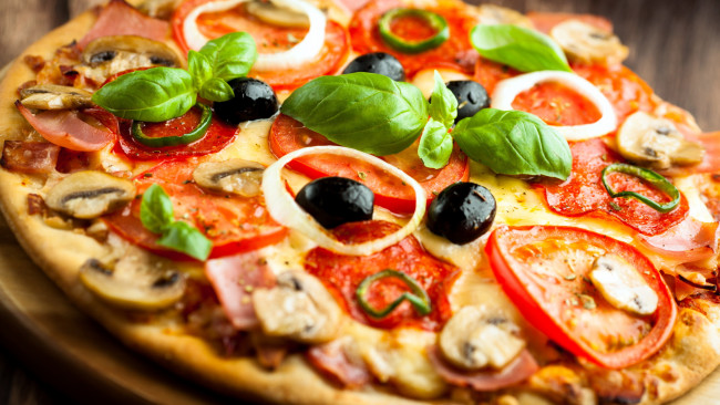 Обои картинки фото еда, пицца, базилик, маслины