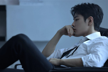 Картинка мужчины xiao+zhan актер рубашка кресло