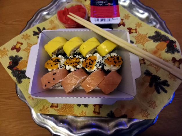 Обои картинки фото еда, рыба,  морепродукты,  суши,  роллы, роллы, соус, имбирь