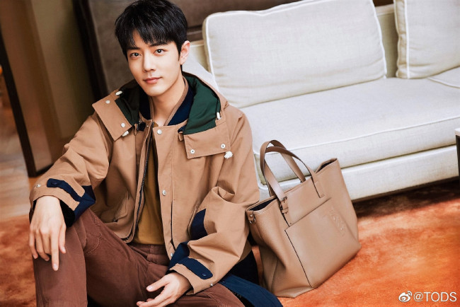Обои картинки фото мужчины, xiao zhan, актер, куртка, сумка, диван