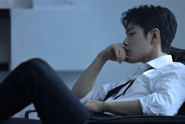Обои картинки фото мужчины, xiao zhan, актер, рубашка, кресло