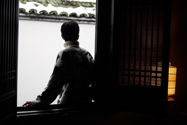 Обои картинки фото мужчины, xiao zhan, актер, свитер, окно, дом