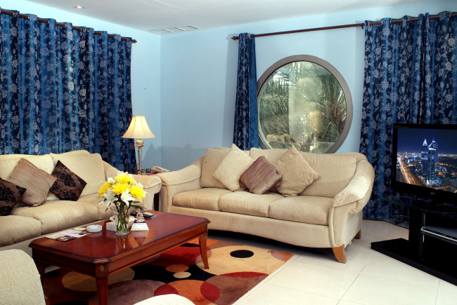 Обои картинки фото интерьер, гостиная, букет, диваны, шторы, столик, телевизор