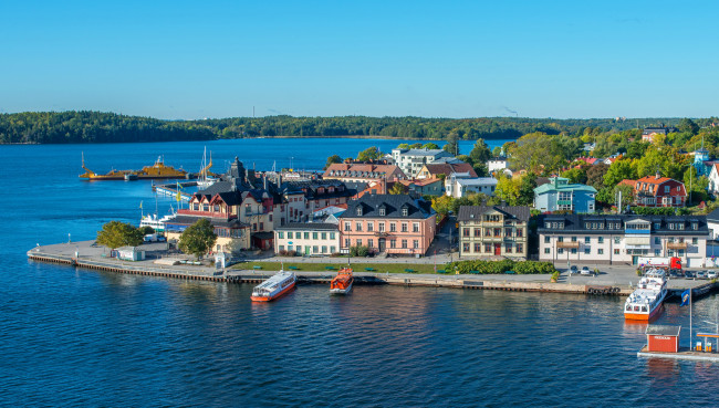 Обои картинки фото vaxholm, города, - улицы,  площади,  набережные, стокгольм, швеция, побережье, река, дома