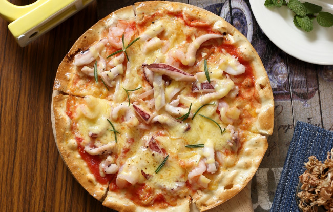 Обои картинки фото еда, пицца, сыр, кальмары, креветки, начинка