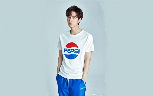 Обои картинки фото мужчины, wang yi bo, актер, певец, футболка, спортивные, штаны